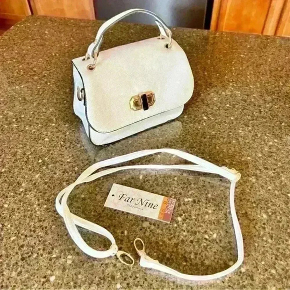 BOUTIQUE Style adorable small white purse / handbag with gold hardware and strap - Picture 2 of 16